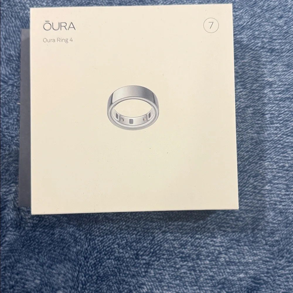 Oura Ring 4 - Silver and Black